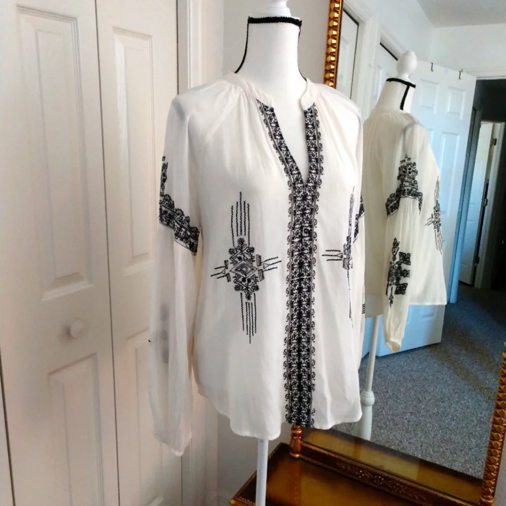 Maeve V-Neck White w/Blk Embroidery Tunic Top Med. - Picture 6 of 10